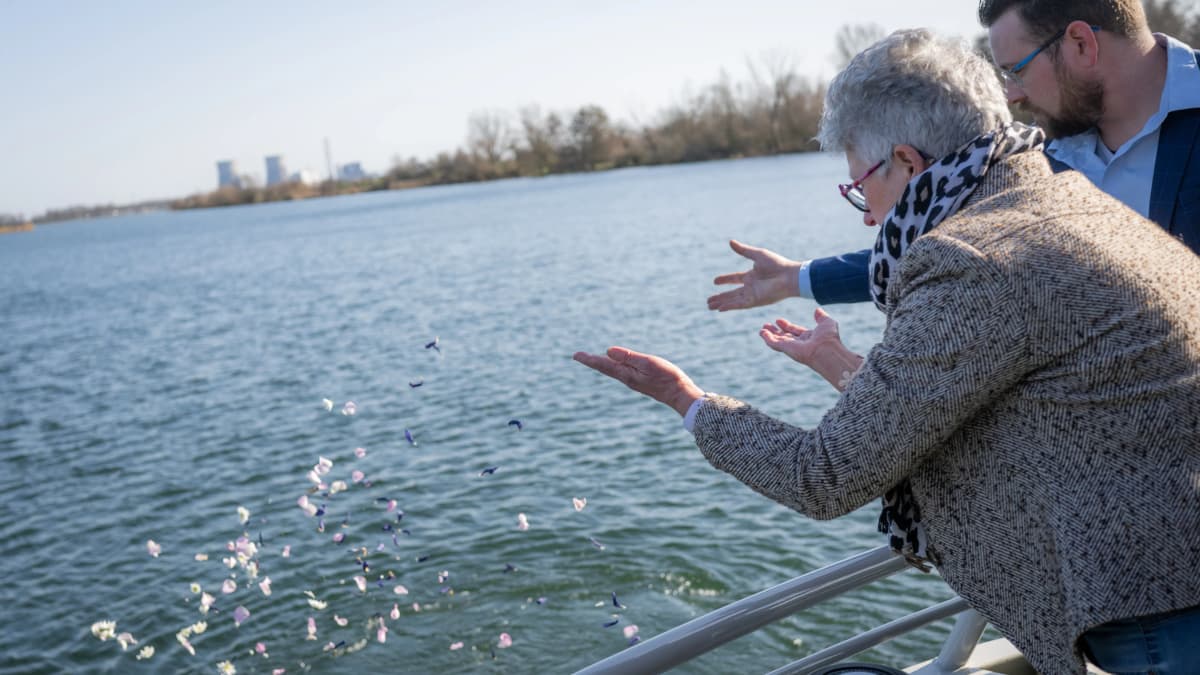 Uitgelichte afbeelding van Muziek bij een asverstrooiing op het water-rederij Cascade